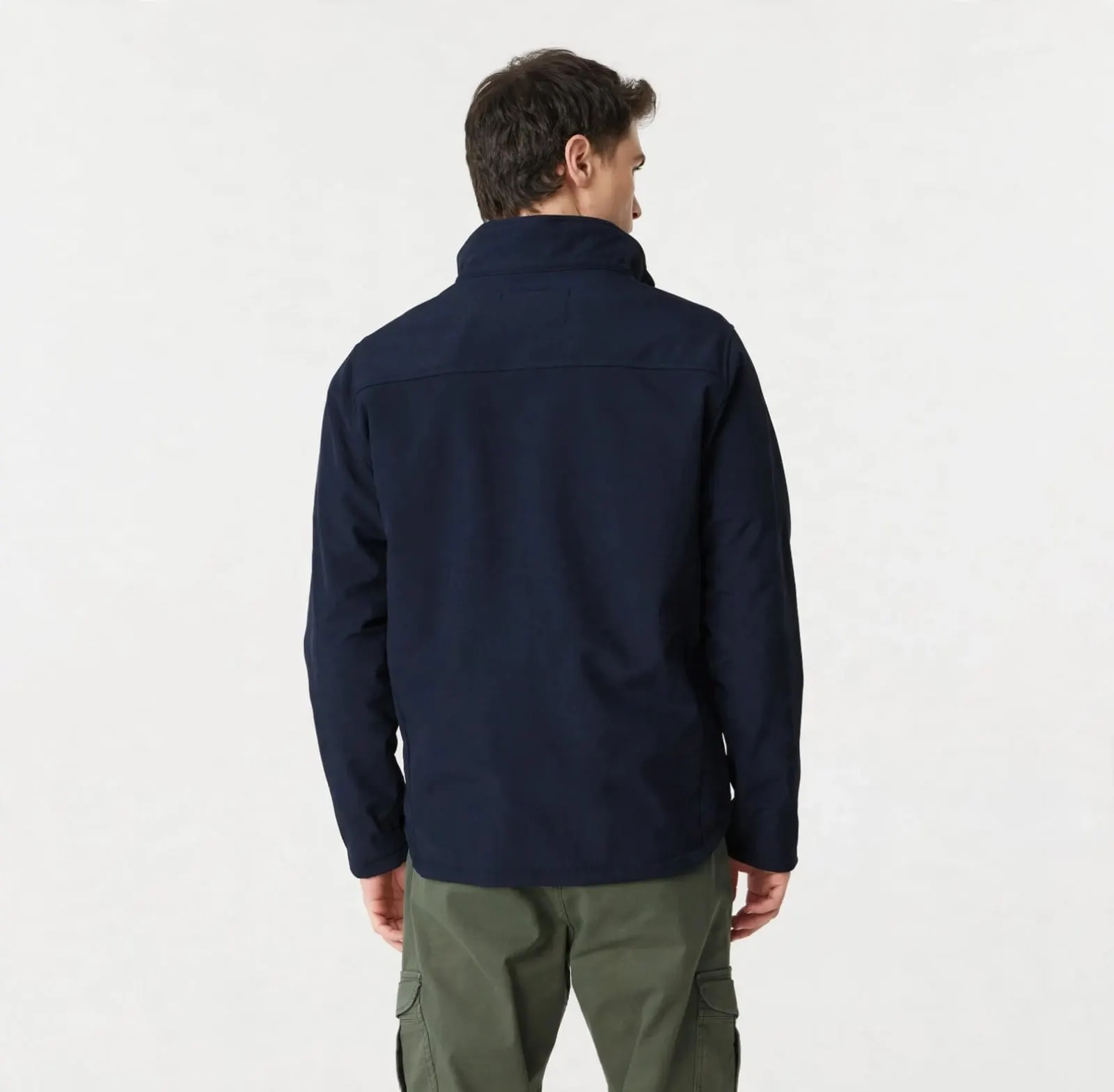 Campera softshell azul, de espalda