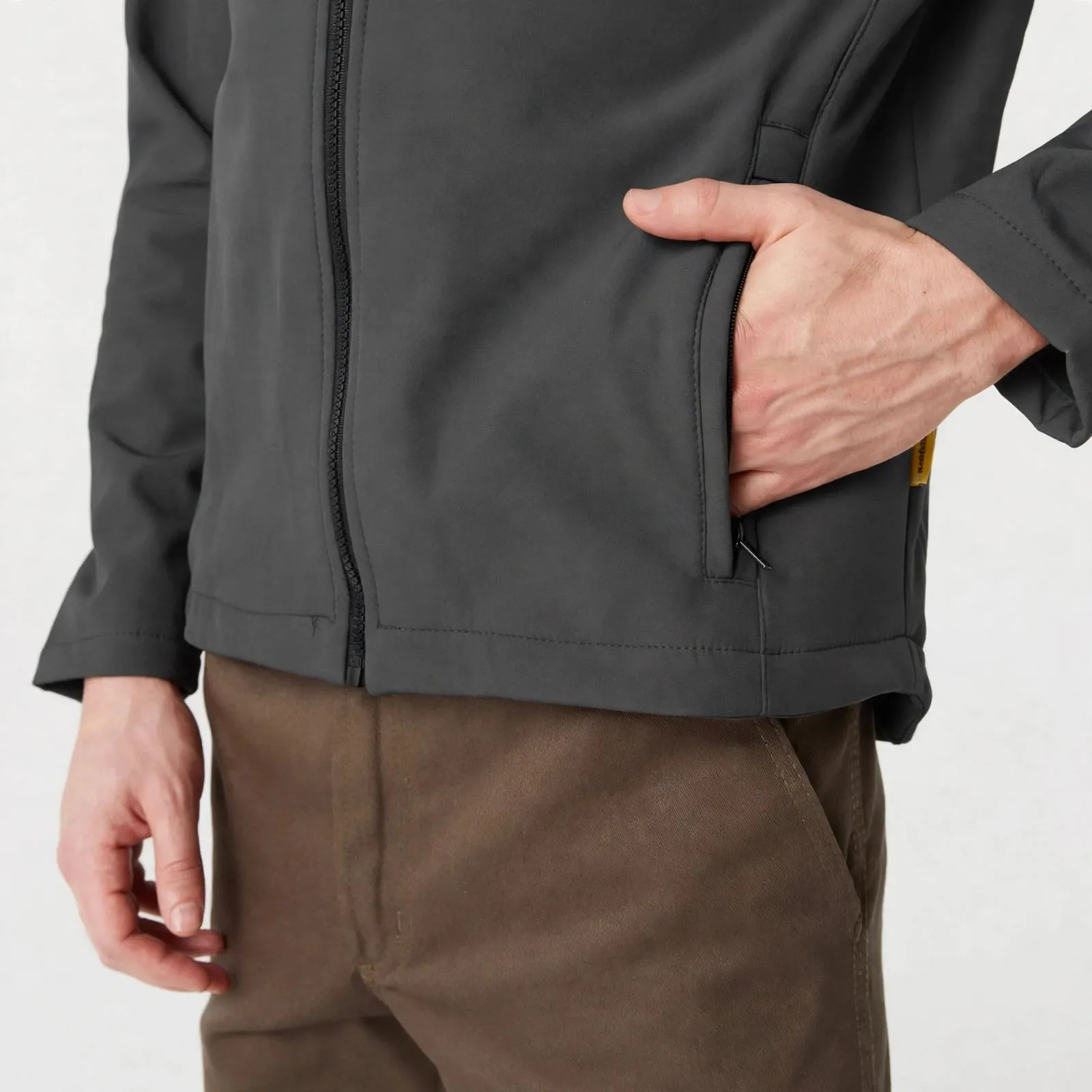 Campera softshell gris, detalle de la tela