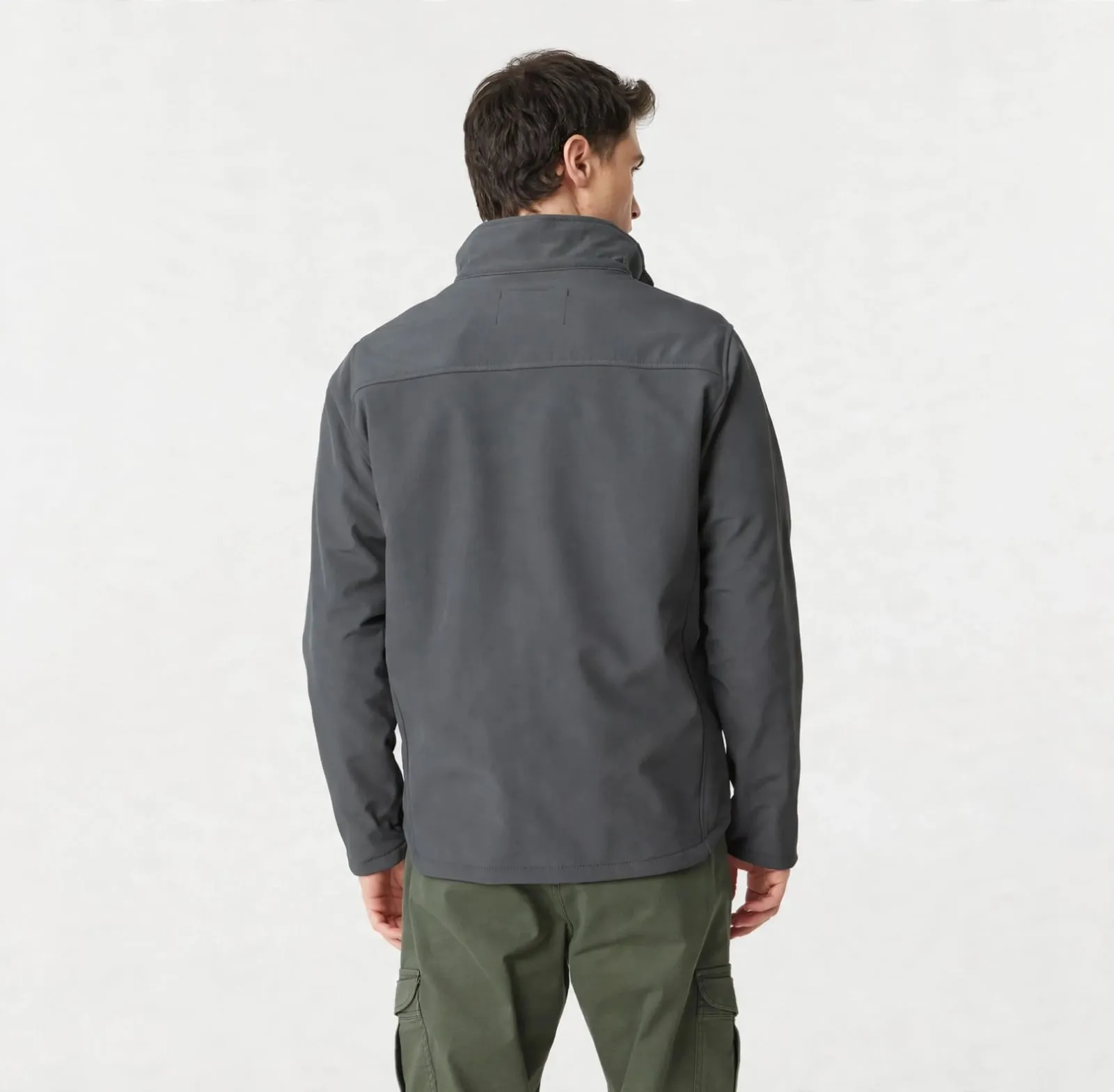 Campera softshell gris, de espalda