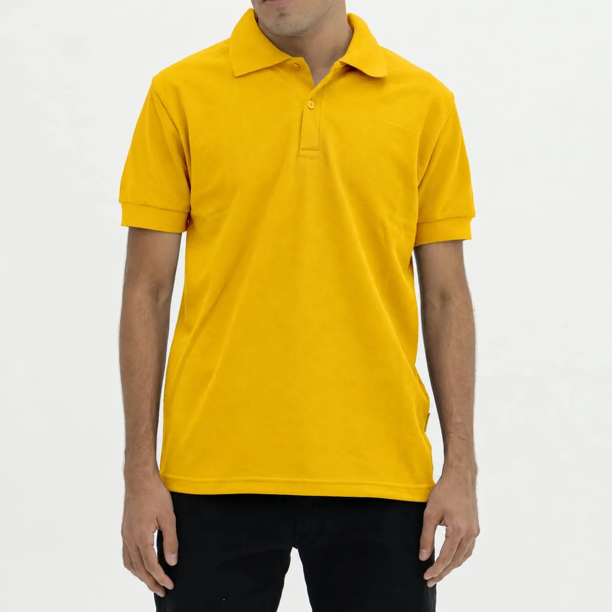 Chomba de piqué amarillo, color de referencia