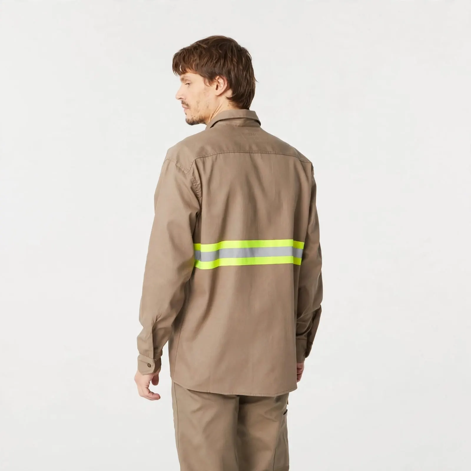Camisa de trabajo beige, de espalda