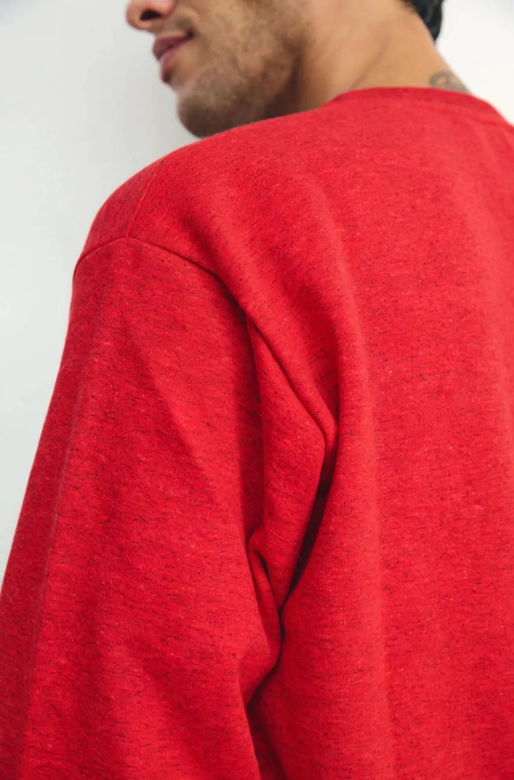 Buzo de frisa cuello redondo rojo, detalle de la tela