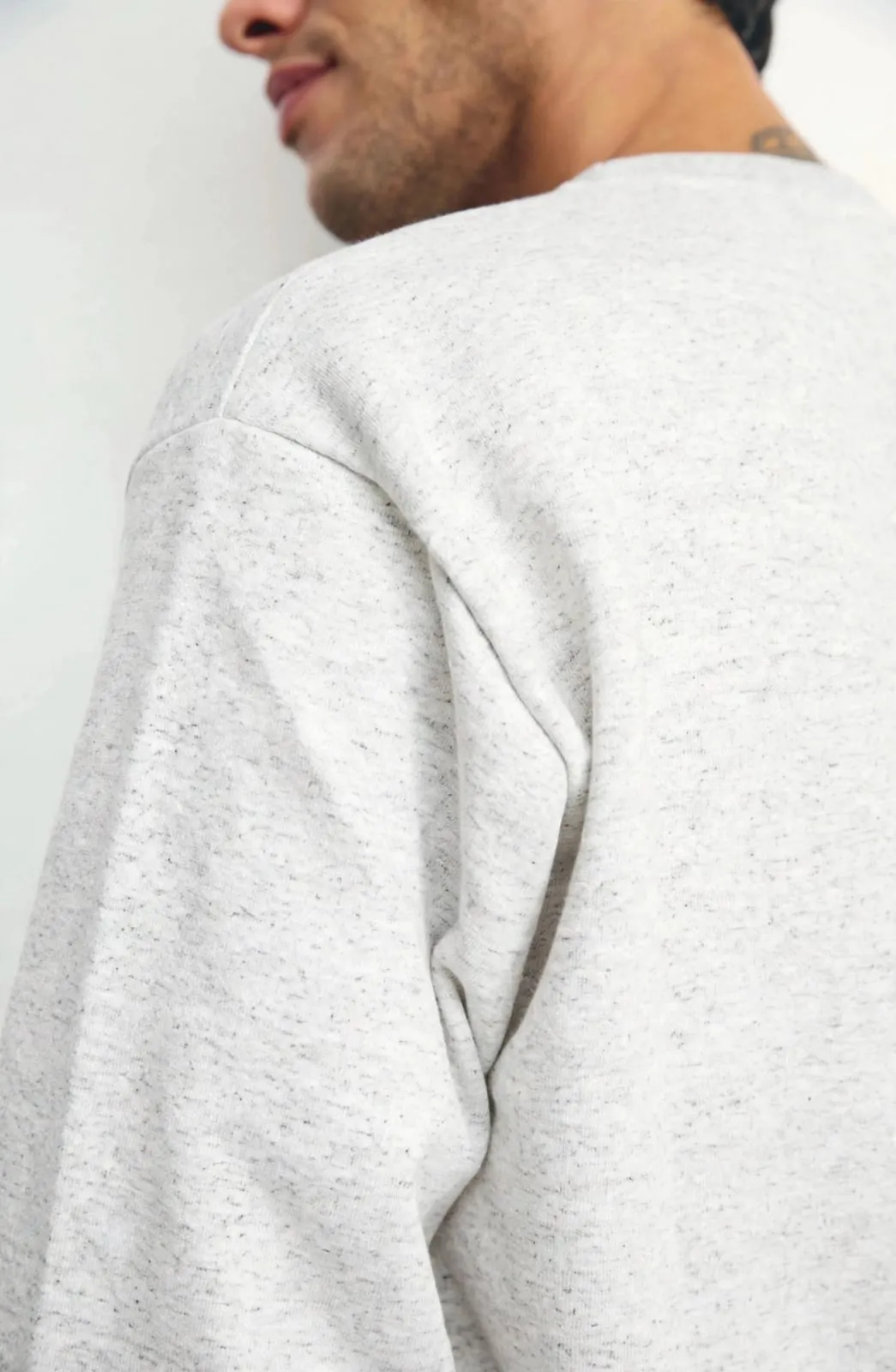 Buzo de frisa cuello redondo gris claro, detalle de la tela